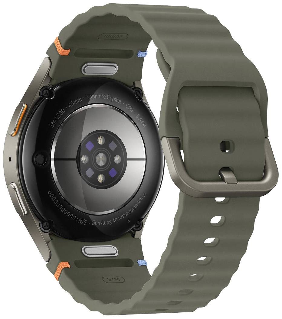 Eine Smartwatch von hinten mit olivgrünem Armband und Edelstahlgehäuse. Die Rückseite zeigt Sensoren zur Gesundheitsüberwachung.