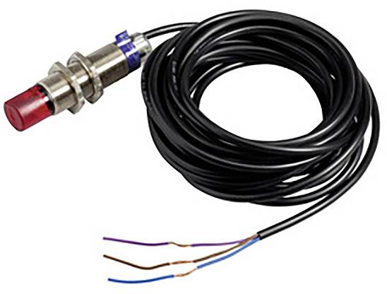 Ein zylindrischer Näherungssensor mit roter LED-Anzeige und langem, schwarzem Anschlusskabel. Elektrische Drähte sind am Kabelende sichtbar.