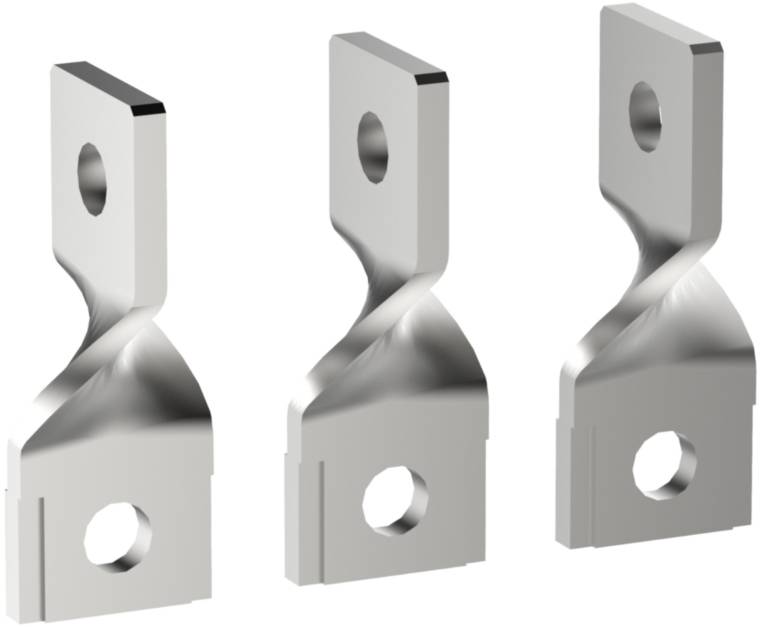 Drei glänzende Metallbauteile mit jeweils zwei Löchern, symmetrisch nebeneinander angeordnet, zeigen ihre gebogene Form.