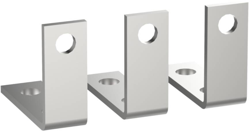 Drei Winkeleisen aus Metall mit je zwei Bohrungen; aufrecht stehend, leicht versetzt. Geeignet zur Befestigung von Bauteilen.