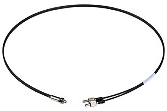 Ein schwarzes, dünnes Kabel mit zwei silbernen Steckern an einem Ende und einem an dem anderen Ende auf weißem Hintergrund.