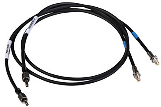 Ein schwarzes Koaxialkabel mit mehreren Steckverbindern, beschriftet, zur Signalübertragung in elektronischen Geräten.