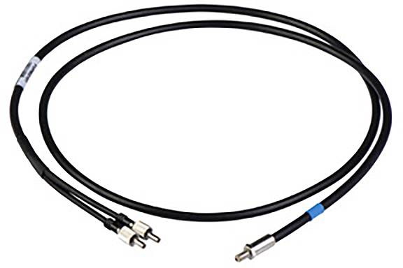 Schwarzes Koaxialkabel mit drei Anschlüssen, verwendet für den Anschluss elektronischer Geräte.