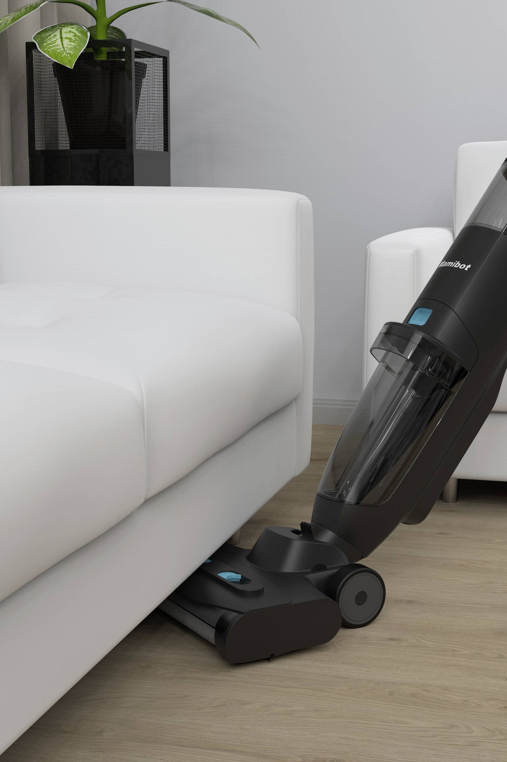Ein Staubsauger reinigt unter einem weißen Sofa auf einem Holzboden; im Hintergrund sind eine Pflanze und ein Sessel zu sehen.