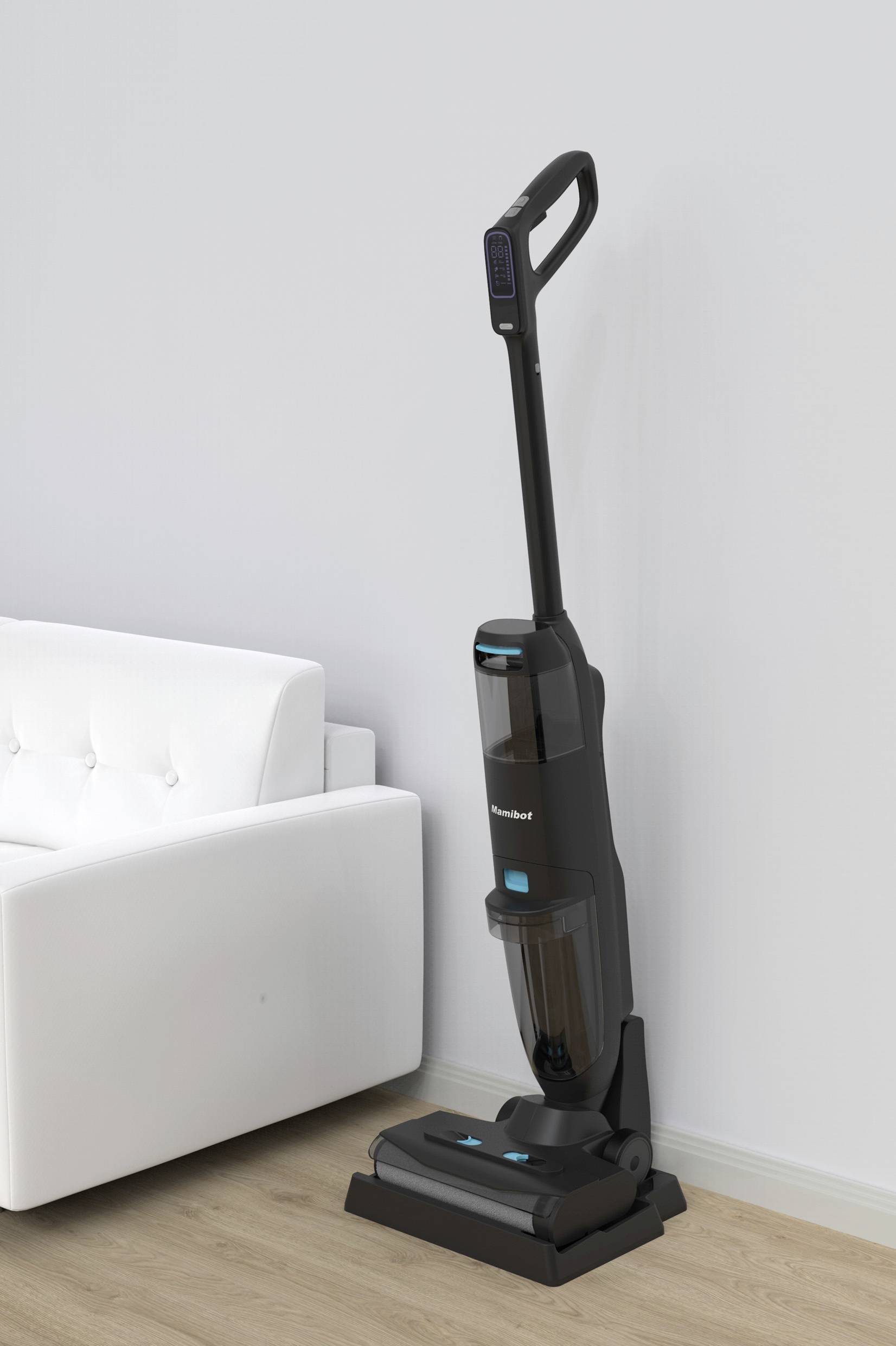 Ein kabelloser Staubsauger steht in einer Ecke eines Wohnzimmers neben einem weißen Sofa auf einem Holzboden.