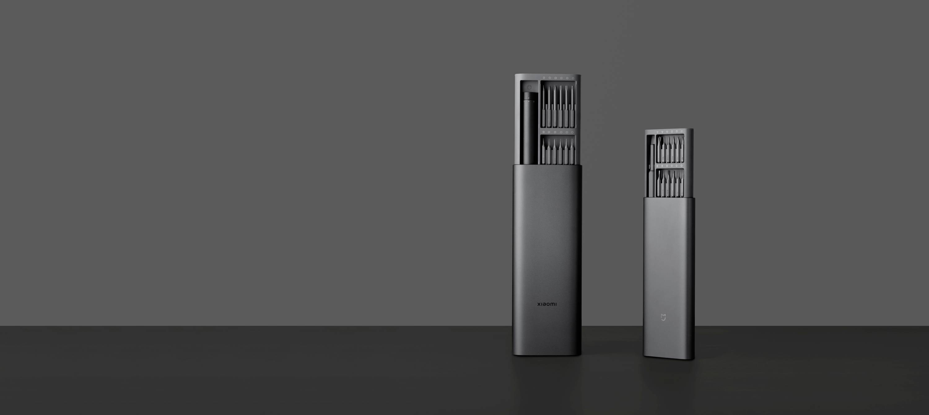 Zwei elegante schwarze elektronische Geräte vor einem grauen Hintergrund. Sie haben ein modernes, minimalistisches Design.