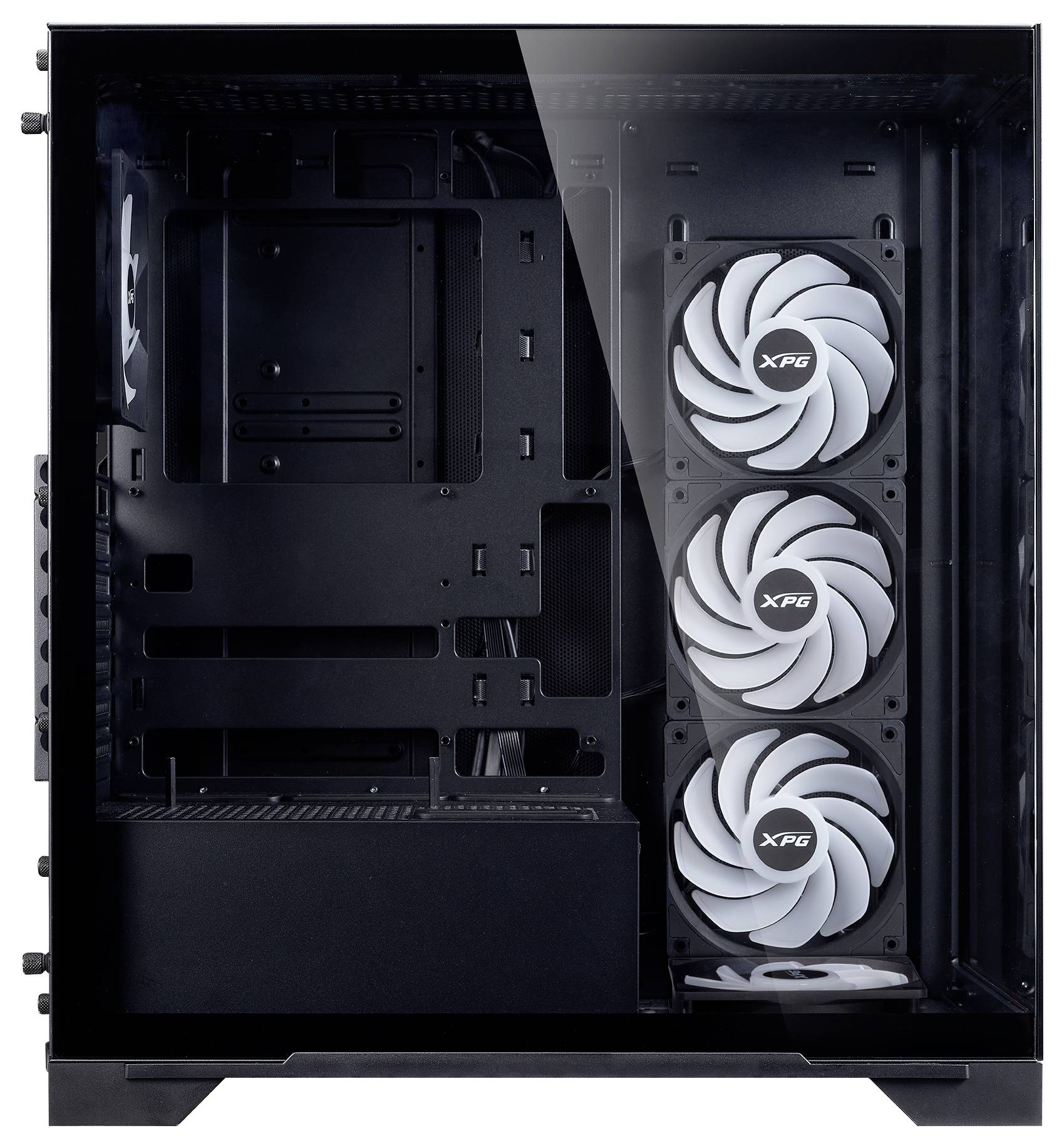 Ein offenes, leeres Computergehäuse mit drei montierten Lüftern auf der Vorderseite. Innenraum zeigt Platz für Komponenten.
