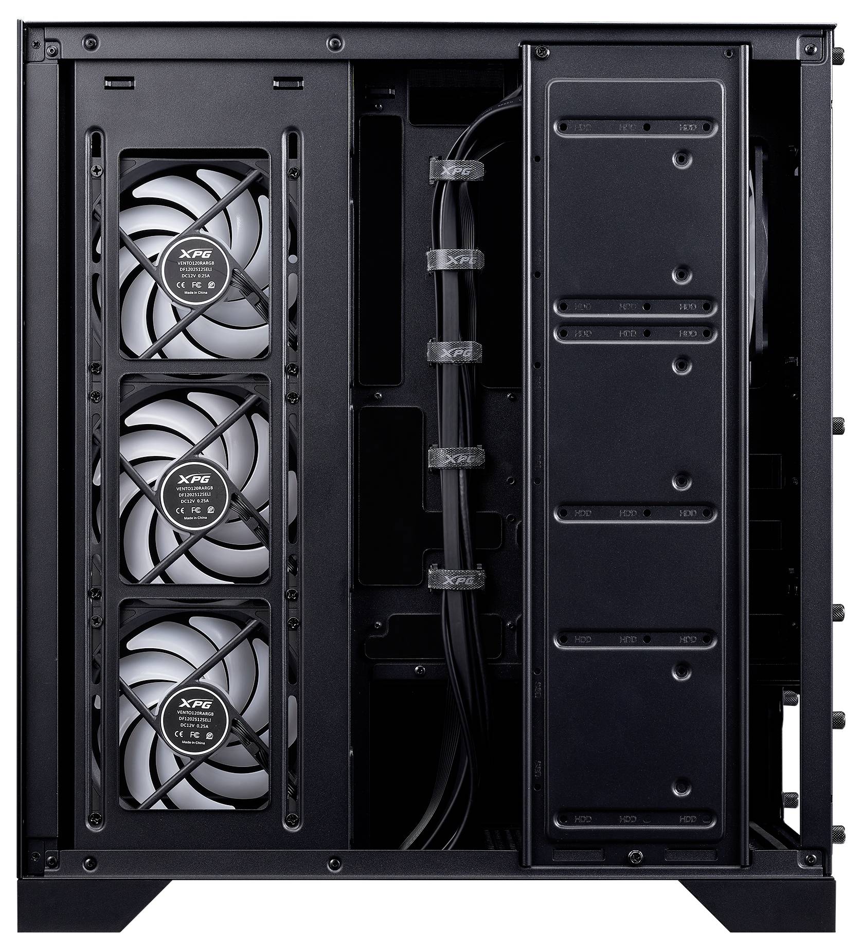 Gehäuse eines Desktop-Computers mit drei installierten Lüftern auf der linken Seite und Kabelmanagement auf der rechten Seite.