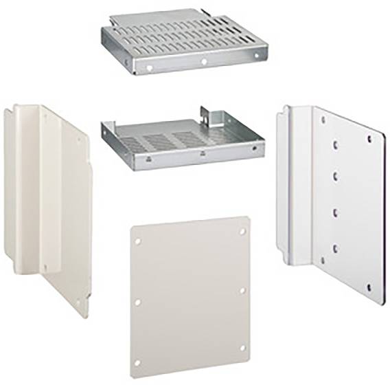 Sechs verschiedene Metallteile, die für die Montage oder den Zusammenbau verwendet werden können. Quadratische und rechteckige Formen.