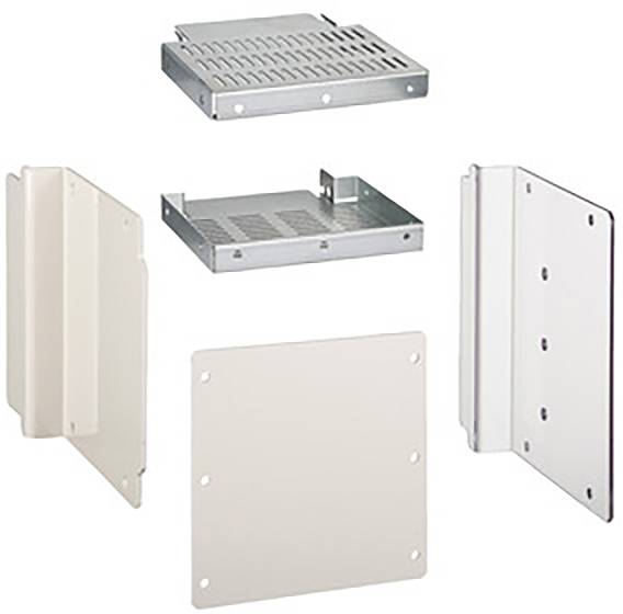 Fünf verschiedene Metallplatten und Halterungen, unterschiedlich geformt und bemalt, angeordnet auf weißem Hintergrund.