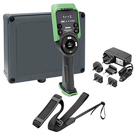 Ein tragbares, elektronisches Gerät mit Bildschirm und Bedienelementen, umgeben von einem Ladegerät, Kabeln und einem schwarzen Etui.