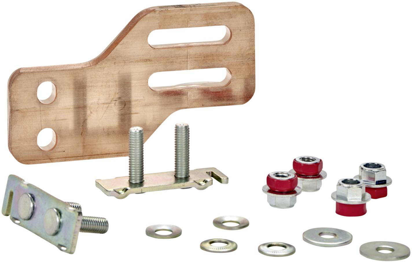 Metallteile eines Montage-Sets, darunter eine Kupferplatte mit Schlitzen, Schrauben, Unterlegscheiben und Muttern.