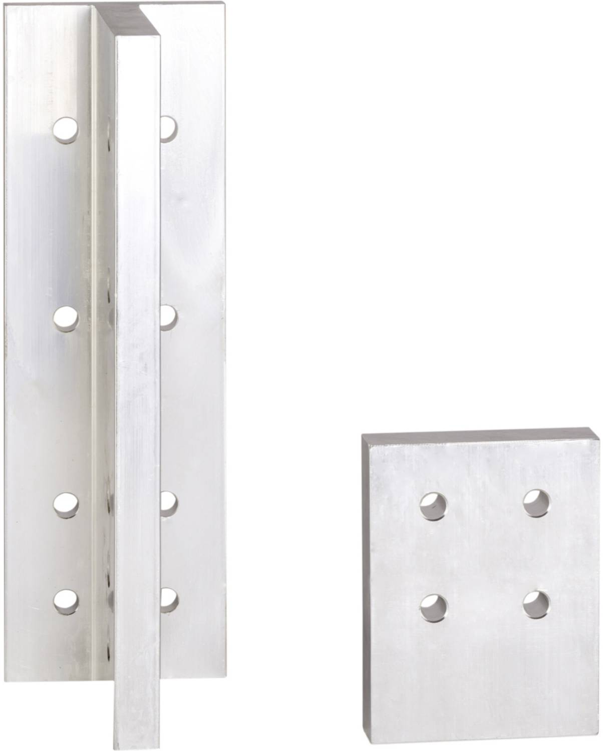 Metallwinkel mit Löchern zur Befestigung, daneben eine kleinere Metallplatte, ebenfalls mit Löchern. Geeignet für Montagezwecke.