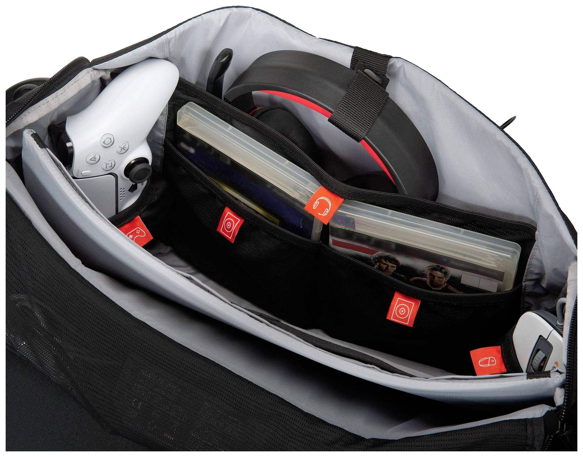 Offene Tasche mit Fächern, die einen Spiele-Controller, Kopfhörer und Spielehüllen enthält. Die Tasche ist zum Transport von Gaming-Zubehör geeignet.