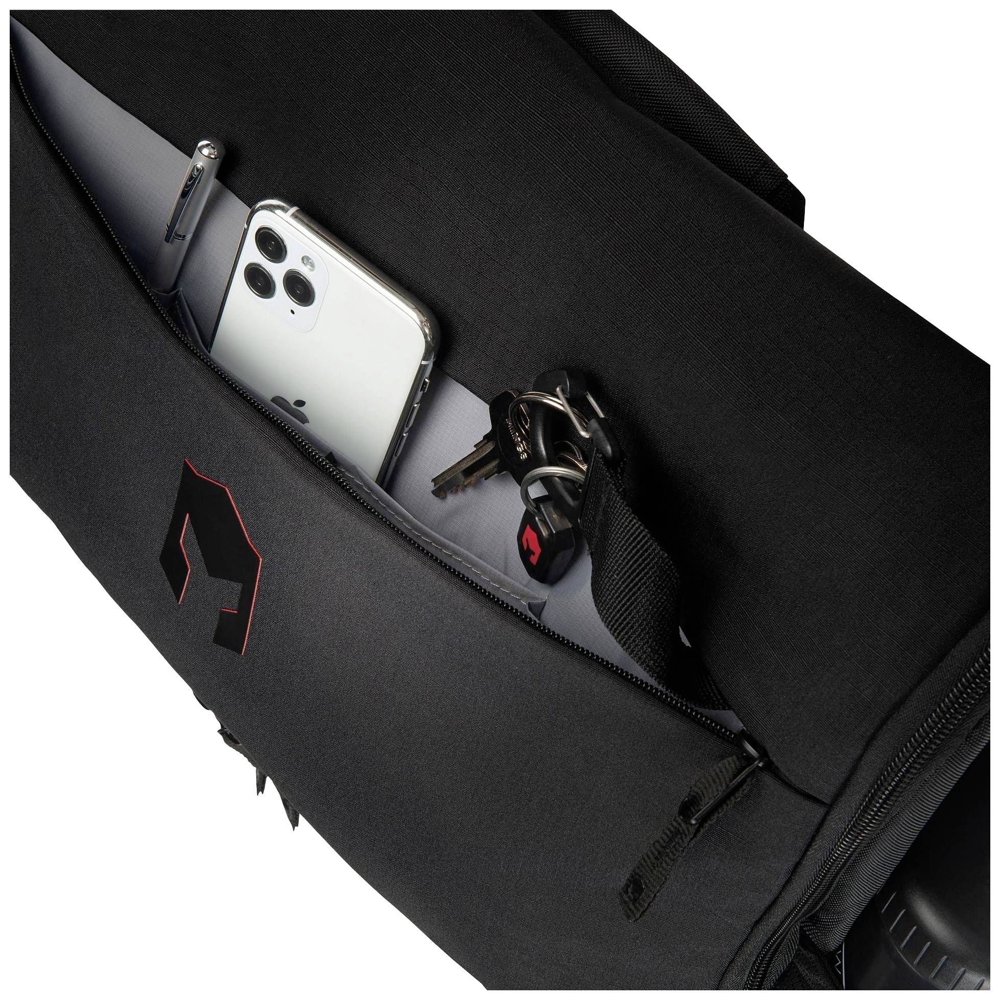 Ein geöffneter, schwarzer Rucksack zeigt ein Smartphone, Schlüsselbund und einen Stift im Seitenfach.