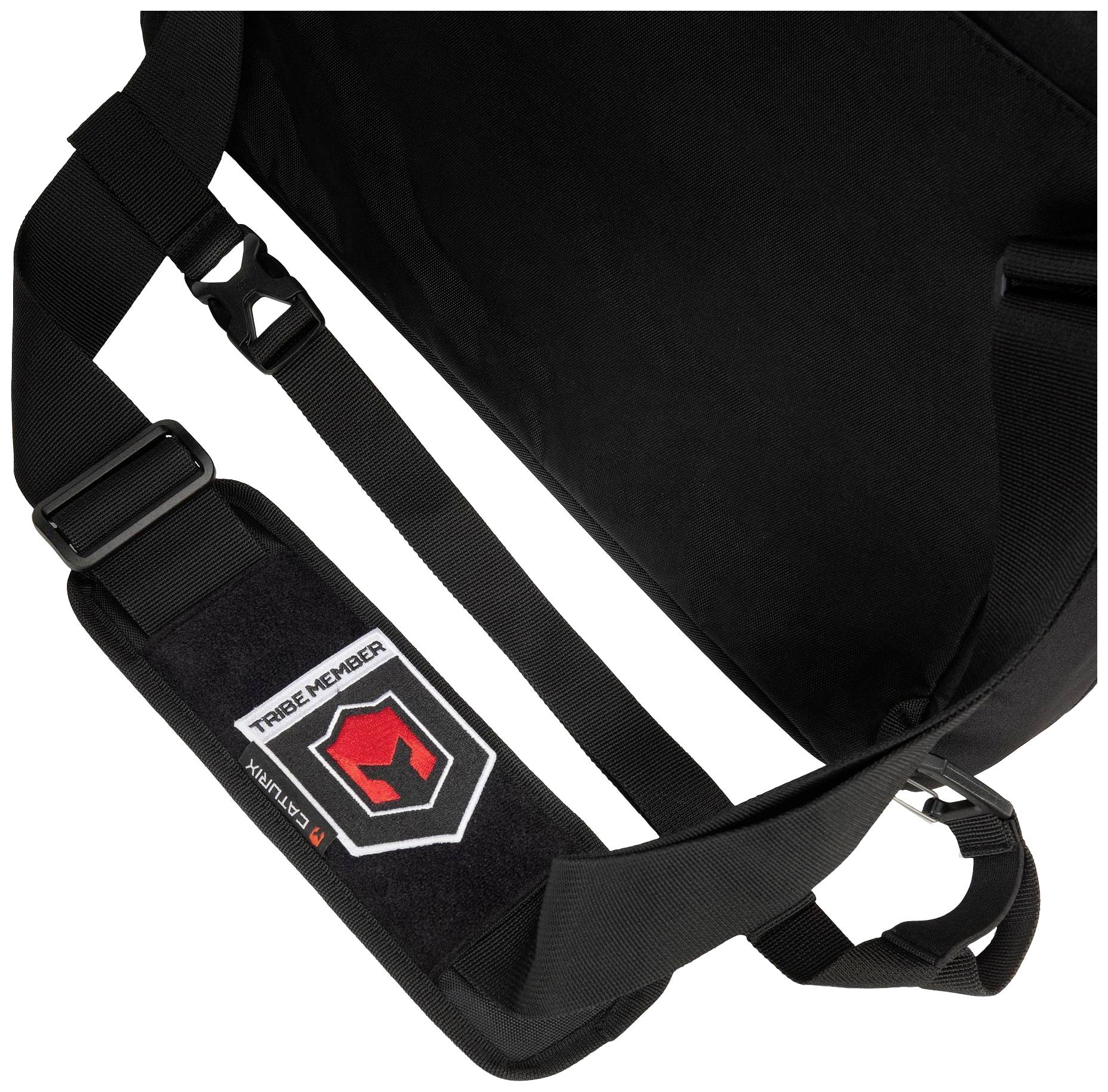 Schwarze Umhängetasche mit einem aufgenähten Markenlogo und verstellbarem Schultergurt, geeignet für Transport und Alltag.