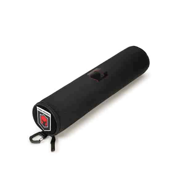 Eine schwarze, zylindrische Tasche mit Reißverschluss und Karabinerhaken, zeigt ein stilisiertes Logo auf der Seite.
