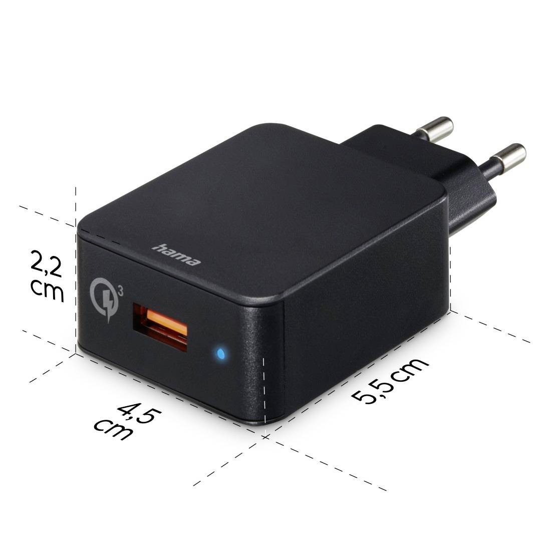 Schwarzes USB-Ladegerät mit EU-Stecker, einem USB-Anschluss und blauer LED-Anzeige. Maße: 2,2 cm Höhe, 4,5 cm Breite und 5,5 cm Tiefe.