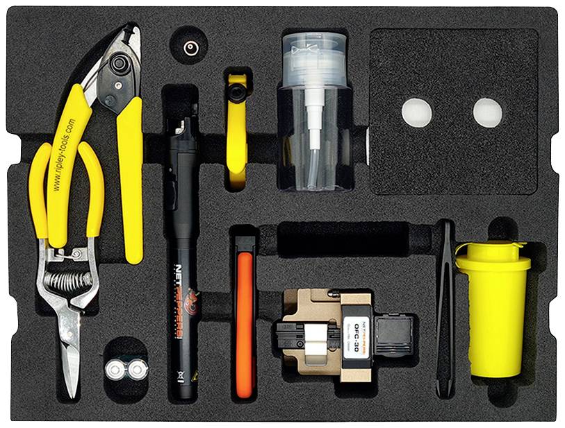 Werkzeugkasten mit gelben Schneidwerkzeug, Schraubendreher, Stift, gelben Zylindern und kleineren metallischen Teilen in Schaumstoffeinlage.