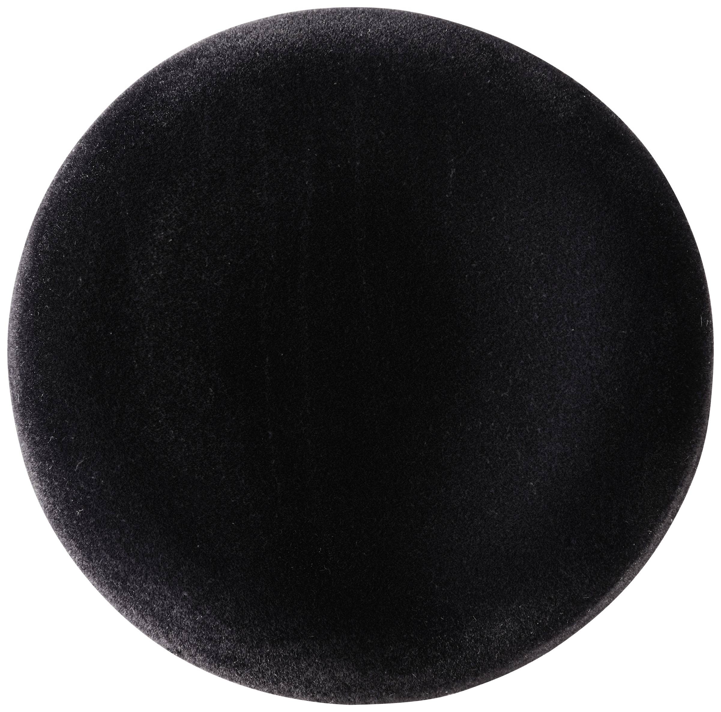 Ein schwarzer, runder Filzhut in Draufsicht.