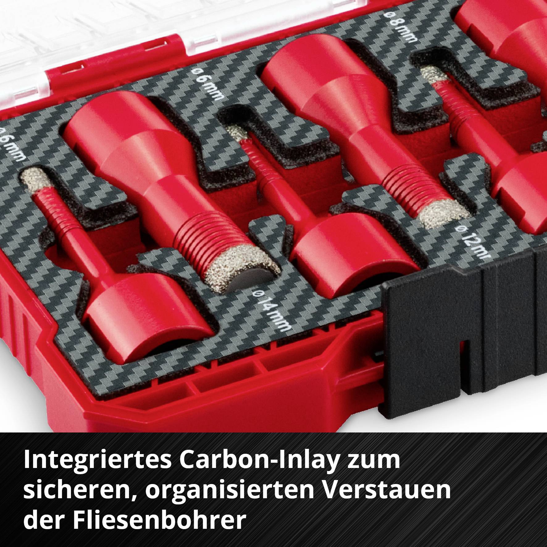 Roter Koffer mit Carbon-Inlay, enthält verschiedene Fliesenbohrer in unterschiedlichen Größen, sicher und organisiert aufbewahrt.