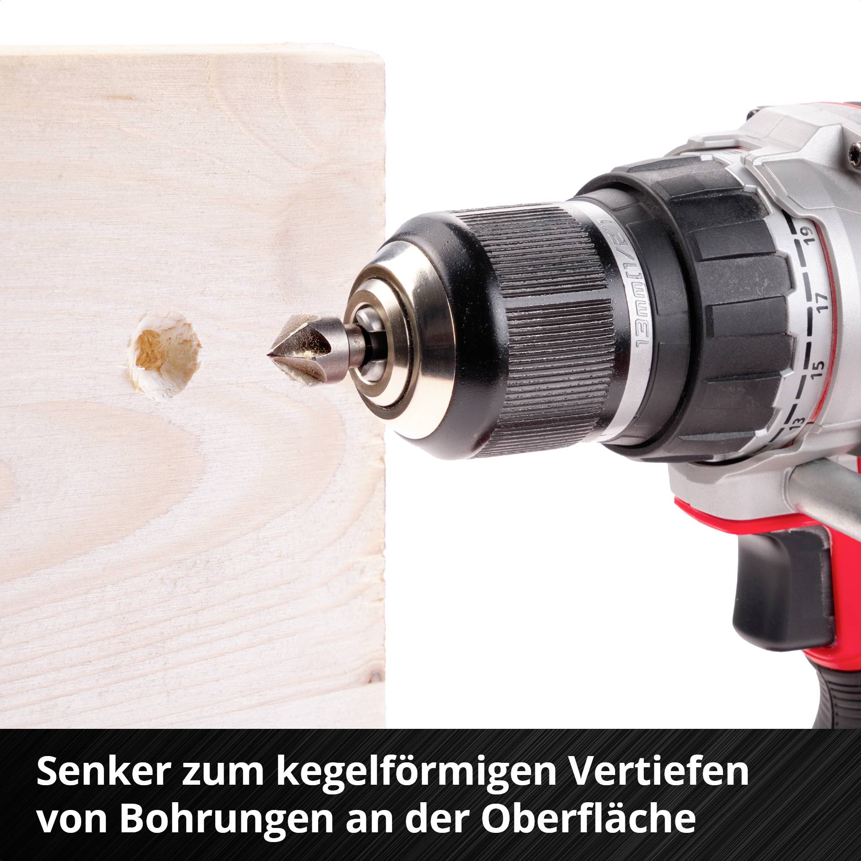 Ein Akkubohrer führt einen Senkbohrer in ein Holzstück ein, um eine kegelartige Vertiefung zu schaffen. Text: Senker zum kegel­förmigen Vertiefen von Bohrungen.