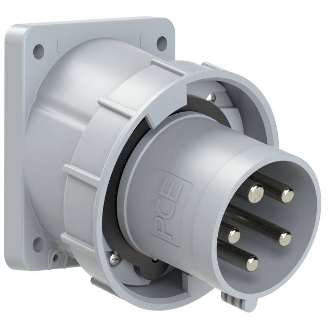 Grauer Industrieschutzkontakt-Stecker an einer Wandmontageplatte mit vier Metallstiften. Geeignet für Hochleistungsstromanschlüsse.