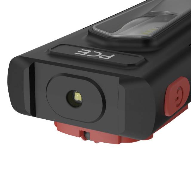 Eine schwarze, kompakte Taschenlampe mit rotem Knopf und integriertem USB-Anschluss, geeignet für verschiedene Beleuchtungsbedürfnisse.