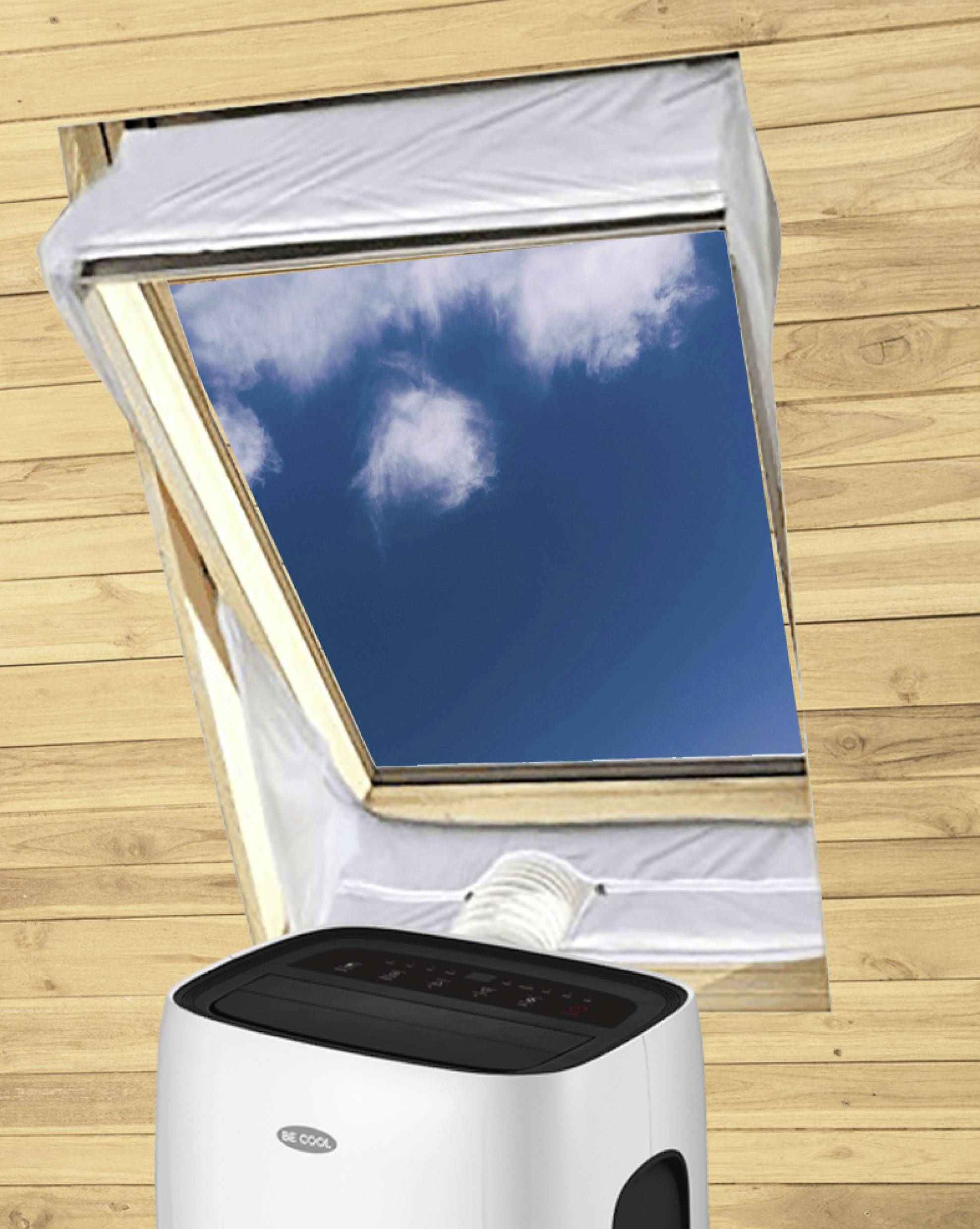 Tragbare Klimaanlage mit Abluftschlauch an einem Fenster. Himmel mit wenigen Wolken sichtbar.