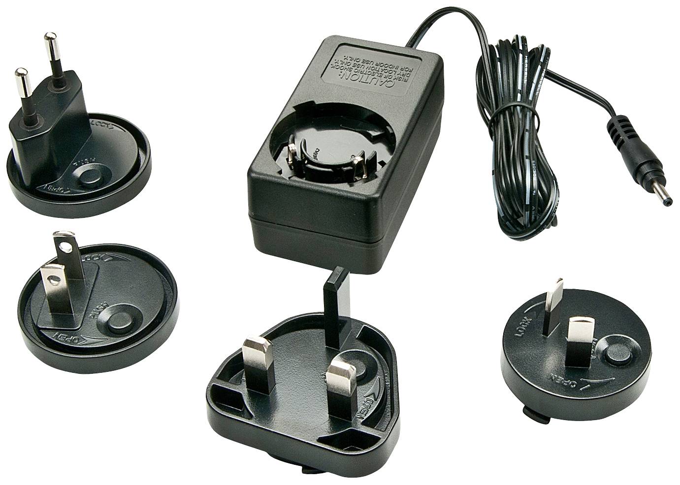 Ein schwarzes Netzteil mit Kabel und vier verschiedene internationale Adaptertypen, passend für unterschiedliche Steckdosenstandards.