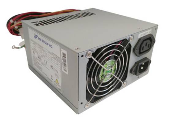 Grau-beschichtetes Computer-Netzteil mit Lüftergitter auf der Rückseite und Kabelsträngen zur Stromversorgung von internen Komponenten.