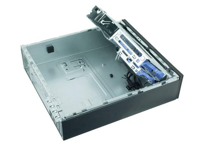 Offenes Computergehäuse mit sichtbarem Innenraum. Eine Klapphalterung ist hochgeklappt, zeigt Steckplätze und Kabel im Inneren.