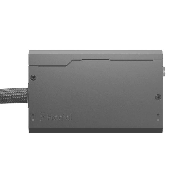 Ein rechteckiges, graues Computermodul mit dem Logo 'Fractal'. Ein Kabel führt an der linken Seite heraus.