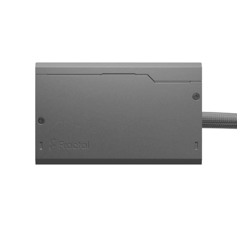 Ein graues, rechteckiges Gerät von Fractal mit Kabelanschluss auf der rechten Seite.