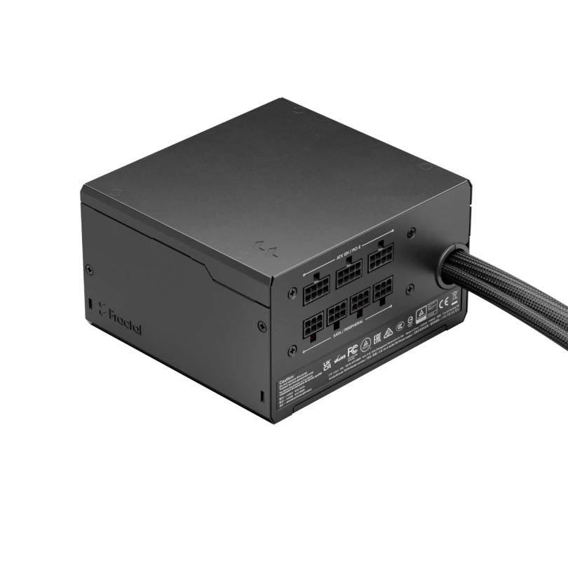 Ein rechteckiges Computer-Netzteil mit mehreren Anschlussports und einem dicken Stromkabel auf der rechten Seite.