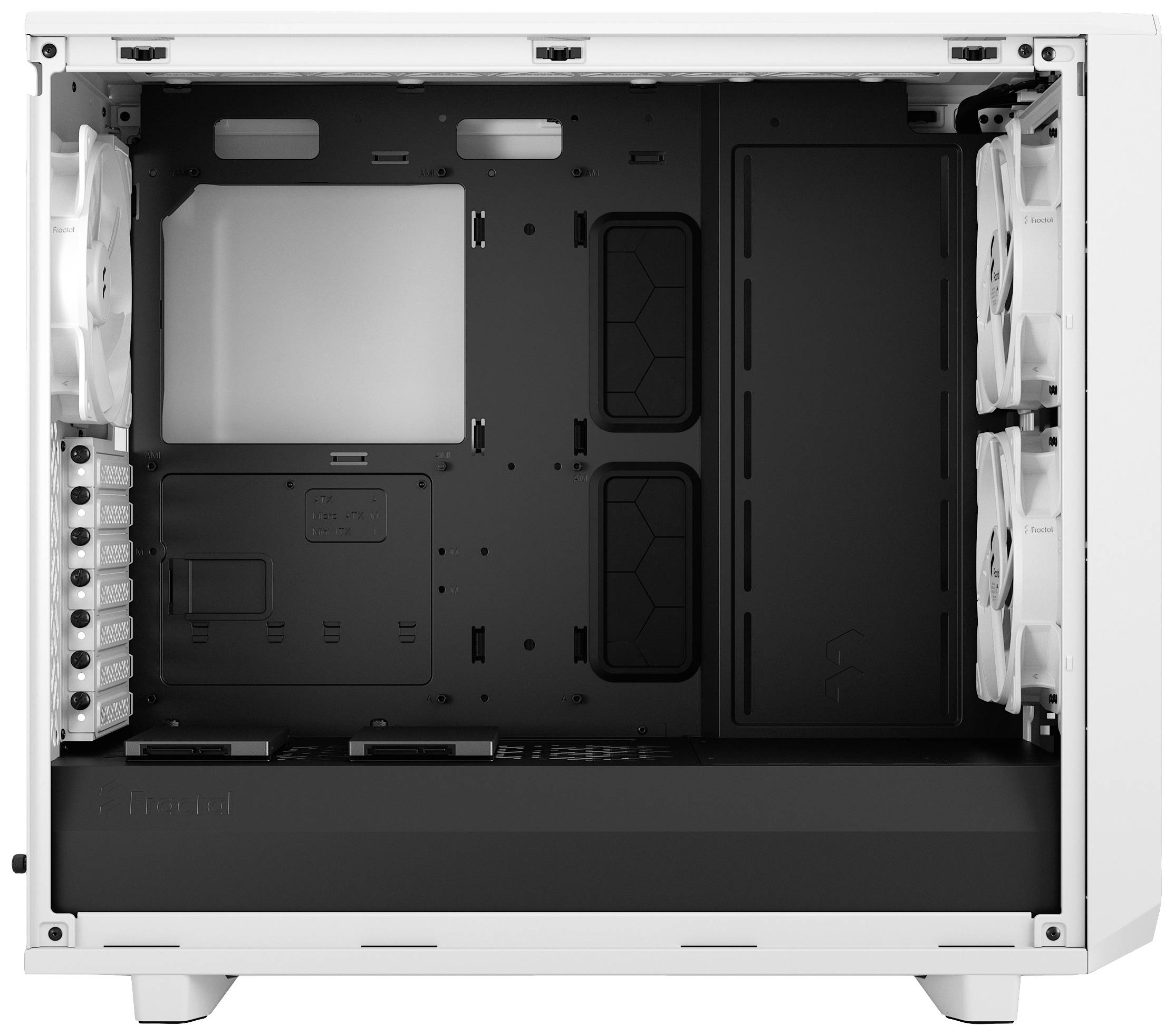 Weißes Computergehäuse mit mehreren Lüfterplätzen, offenen Verbindungen und einem großen Innenraum für Komponenten.