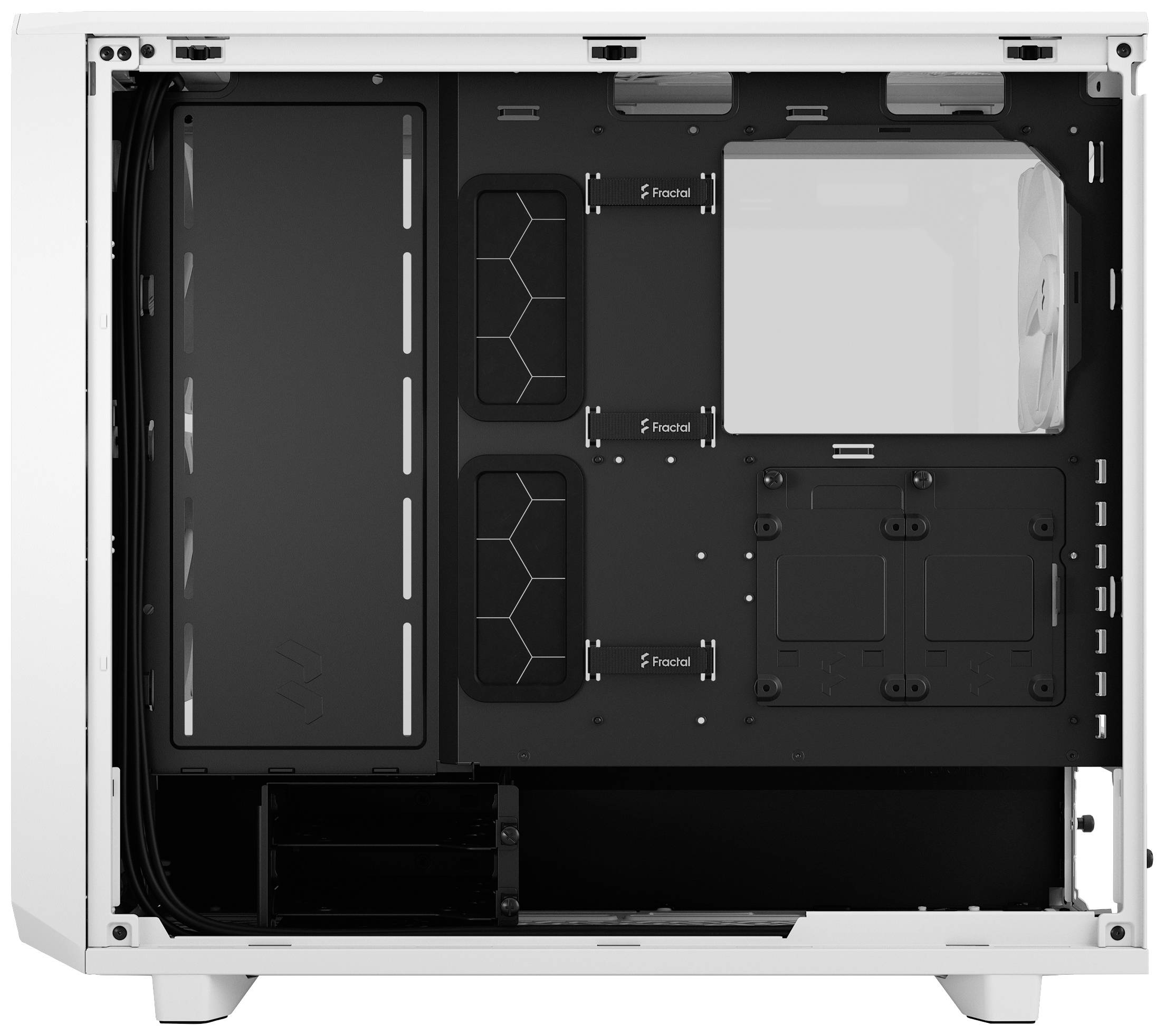 Ein leerer, weißer Computergehäuse zeigt Innenstruktur mit Platz für Komponenten und Kabelmanagement, geeignet für PC-Bau.