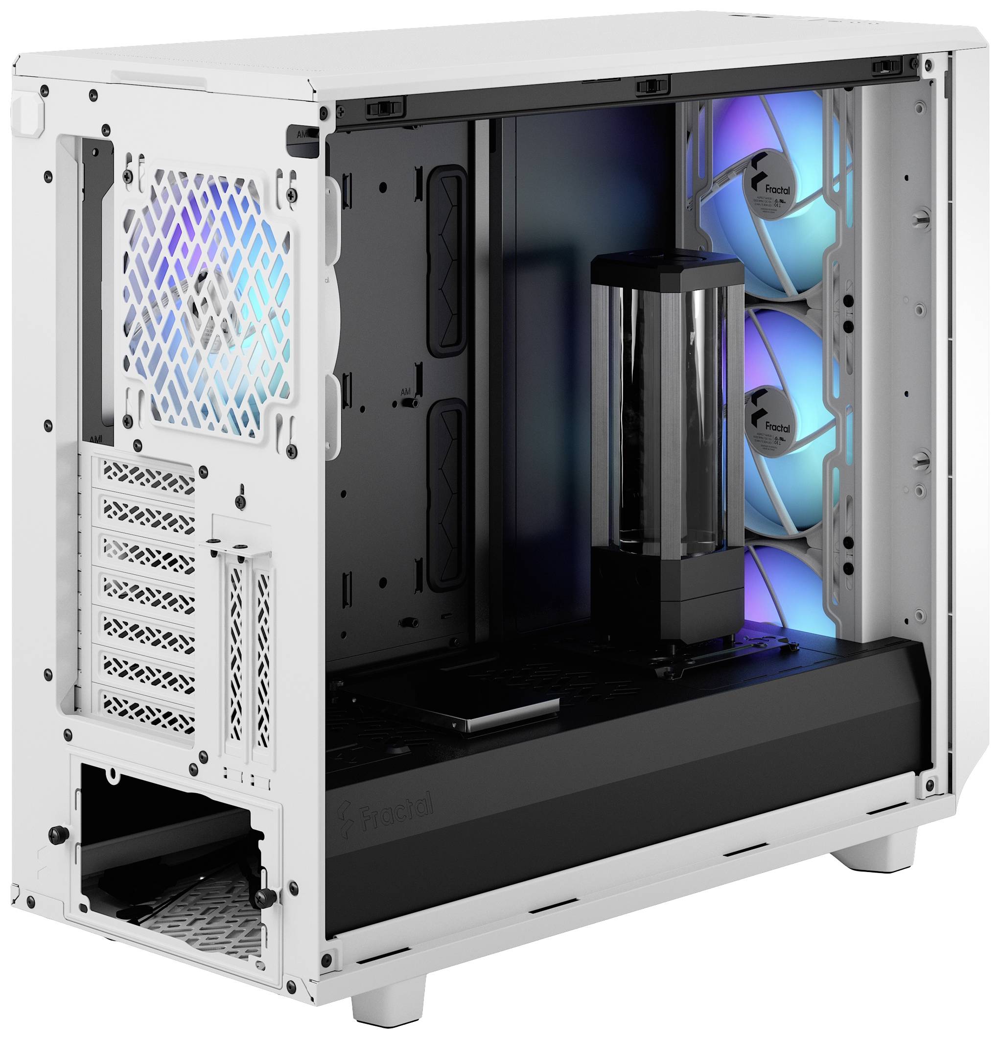 Ein weißes Computergehäuse ohne Vorder- und Seitenverkleidung zeigt Lüfter mit blauem und lila Licht sowie eine vertikale Wasserpumpe.