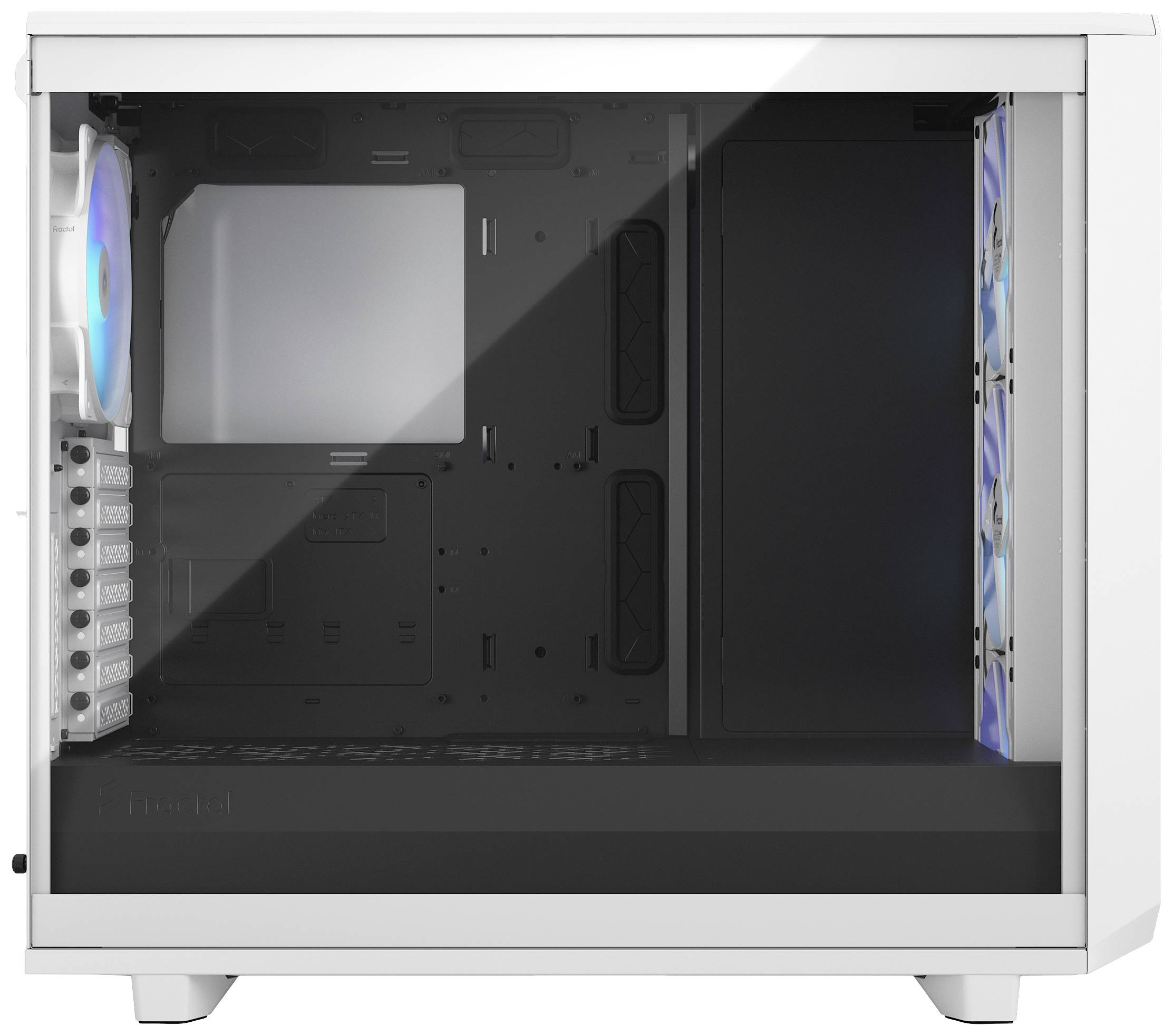 Leeres weißes PC-Gehäuse mit transparentem Seitenpanel und eingebauten LED-Lüftern.