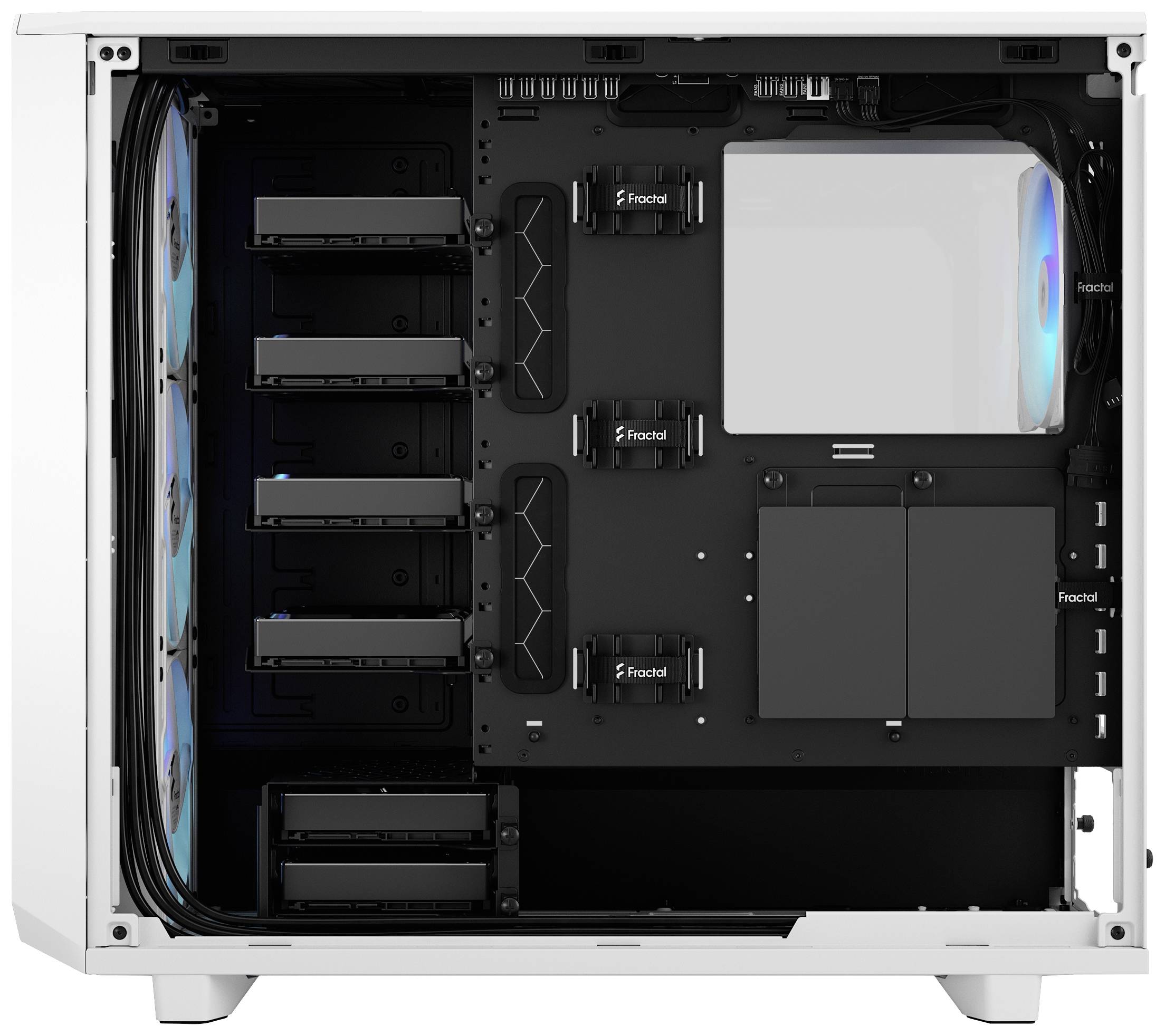 Ein offenes Computergehäuse mit mehreren Lüftern, Festplattenschächten und Kabelmanagement. Geeignet für den PC-Zusammenbau.