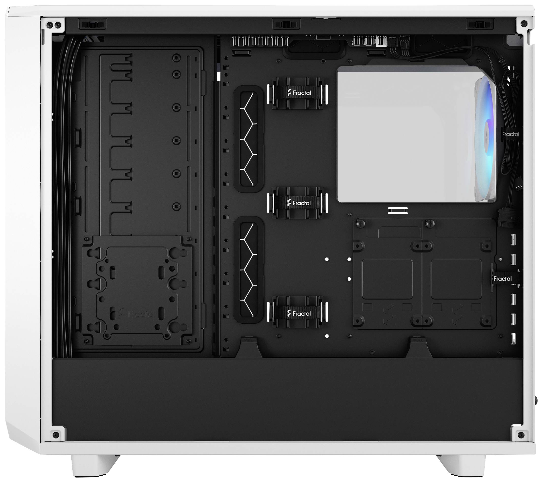 Ein offenes Computergehäuse in Weiß mit sichtbaren Plätzen für Festplatten, Kabelmanagement und ein eingebauter Lüfter rechts.