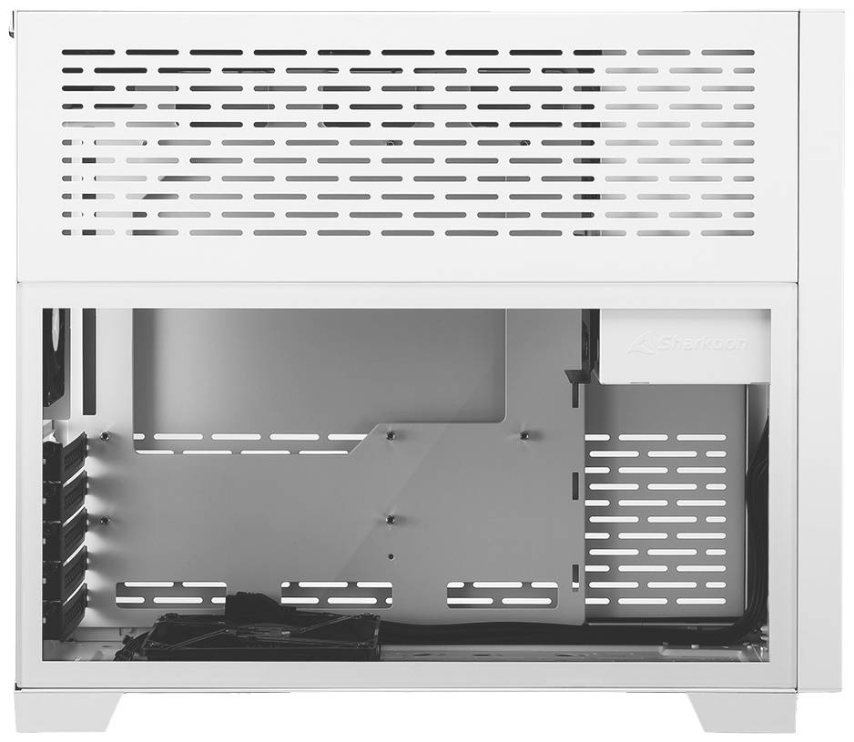 Weißes, leeres PC-Gehäuse mit perforierten Seiten für Belüftung. Ansicht von der Seite mit freiem Raum für Hardware-Installation.