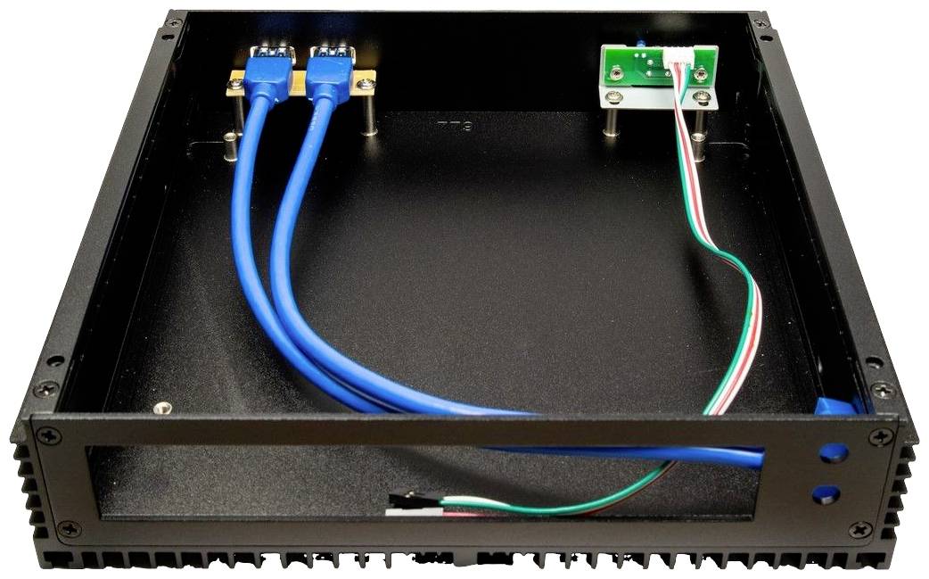 Leeres Computergehäuse mit zwei blauen Kabeln links, verbunden mit zwei Steckplätzen, und einem kleinen grünen Schaltkreis rechts.