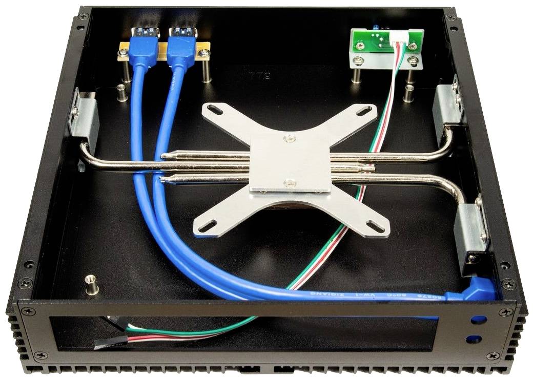 Ein schwarzes elektronisches Gehäuse mit Kühlkörpern, blauen Netzwerkkabeln und einer zentralen Metallhalterung.