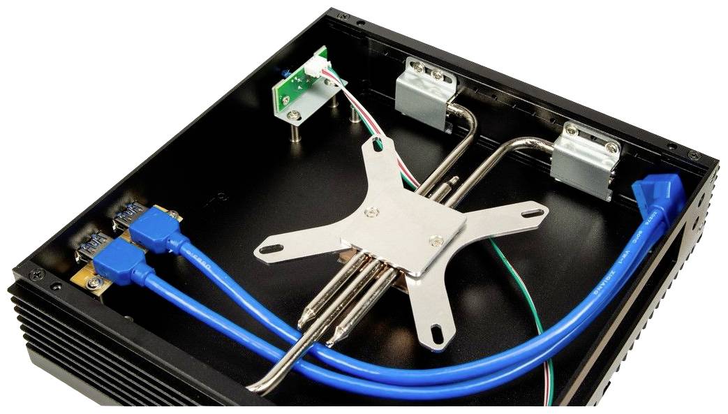 Metallelement in quadratischer Grundplatte mit blauen Kabeln und elektrischen Anschlüssen, vermutlich Teil eines elektronischen Geräts.