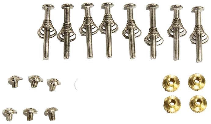 Metallschrauben mit Federn und goldene Unterlegscheiben in verschiedenen Anordnungen, auf weißem Hintergrund.