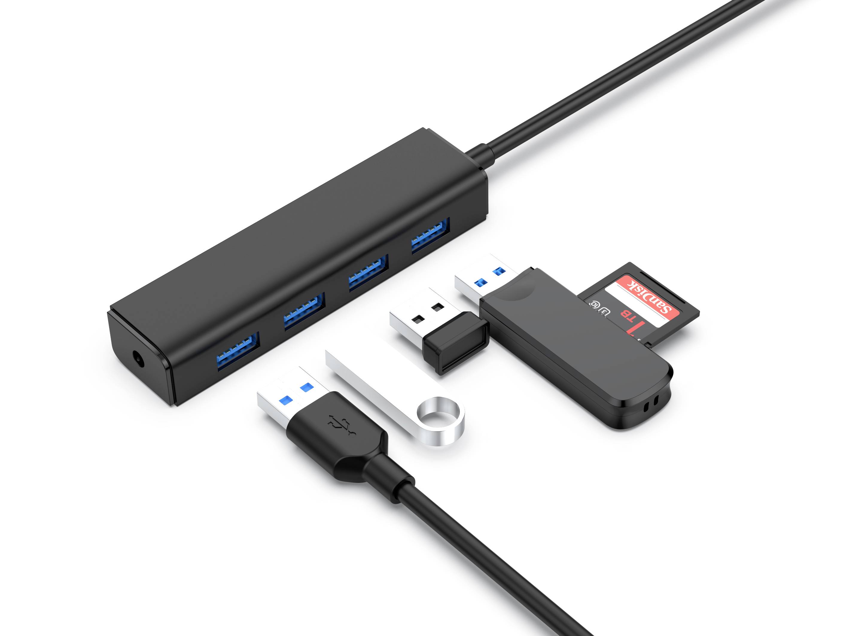 Mehrfach-USB-Hub mit vier Ports, SD-Kartenleser, USB-Stick, Kabel und Adapter auf weißem Hintergrund. Ideal für Datenübertragung.
