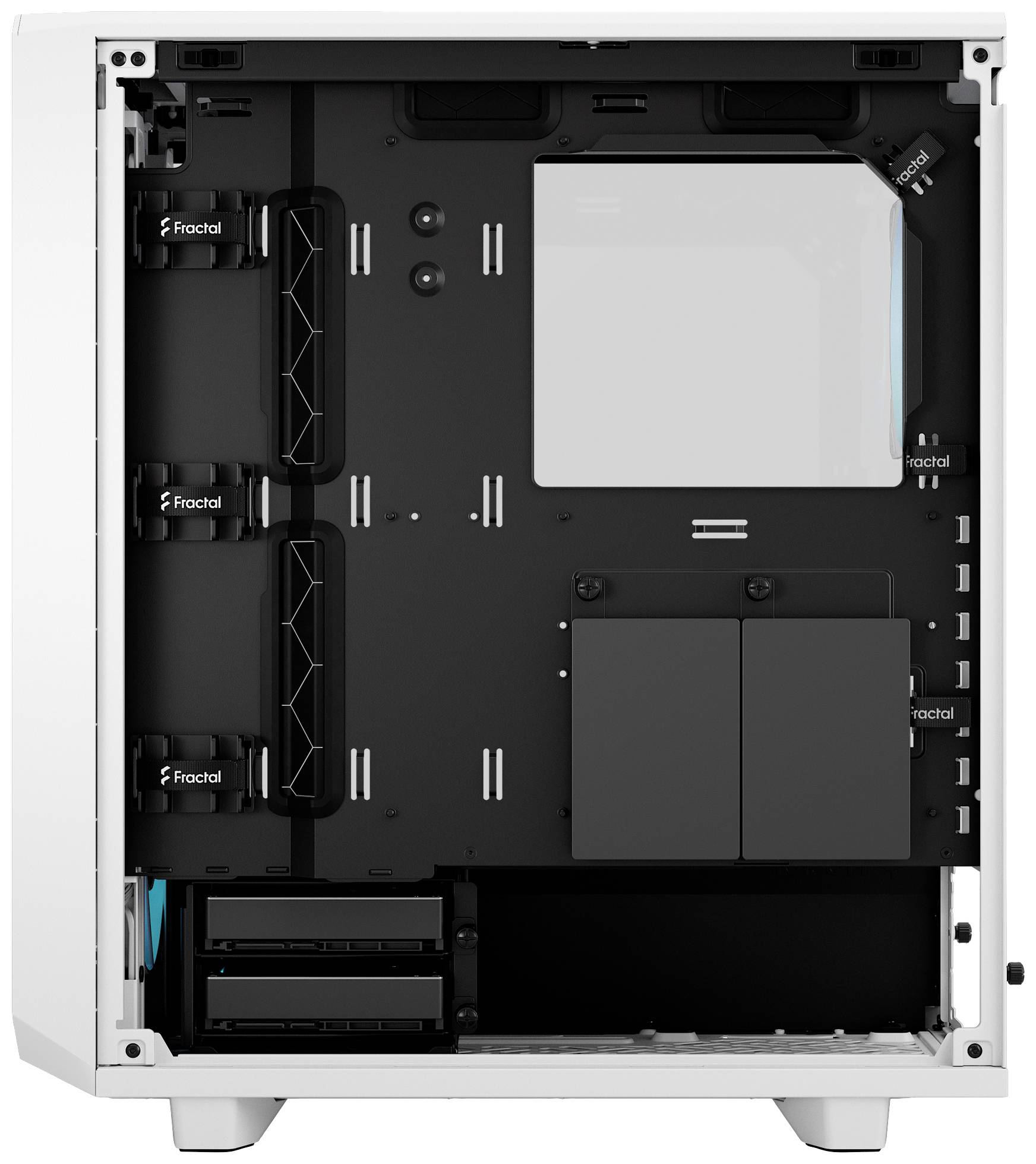 Weißes Computergehäuse mit einem offenen Innenraum. Zeigt Laufwerksschächte, Kabelmanagement und Platz für Hardware-Komponenten.