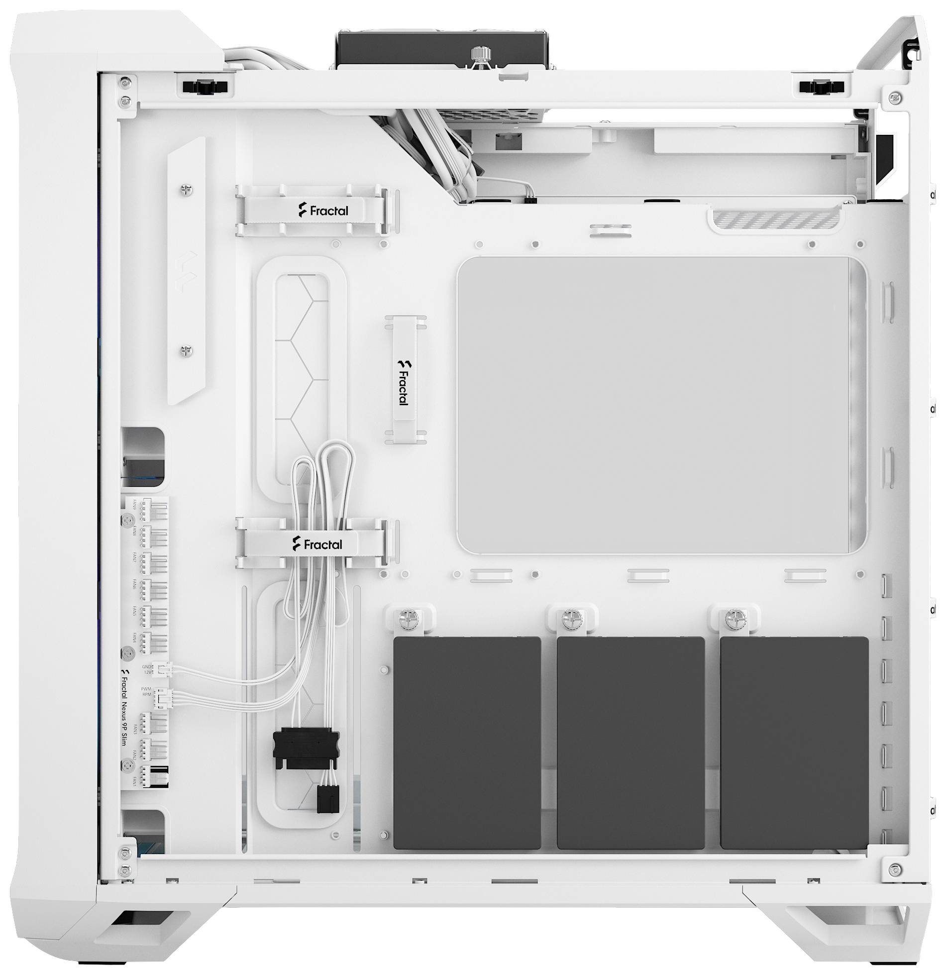 Ein weißes Computergehäuse ohne Komponenten, mit Kabeln und Halterungen, zeigt den Innenaufbau und die Aufteilung der Bereiche.