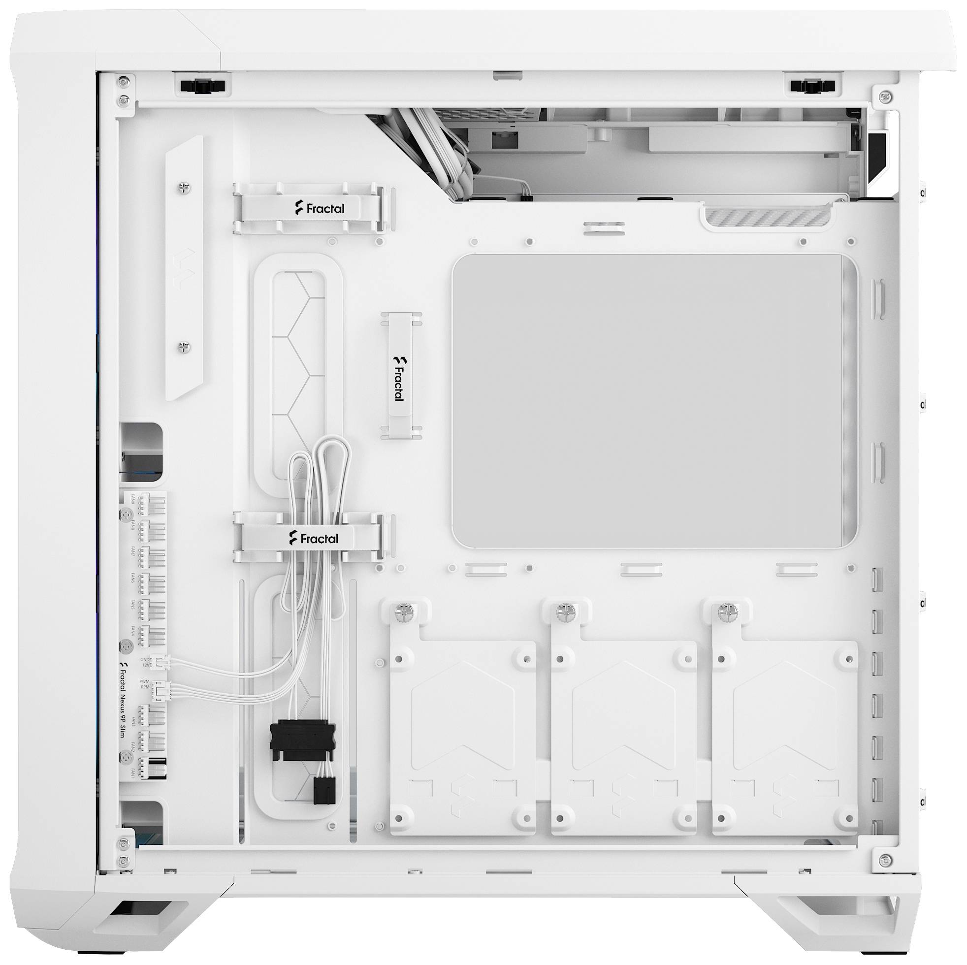 Computergehäuse in Weiß, seitlich geöffnet. Sichtbar sind interne Befestigungsschienen, Kabelmanagement-System und geöffnete Abdeckungen.